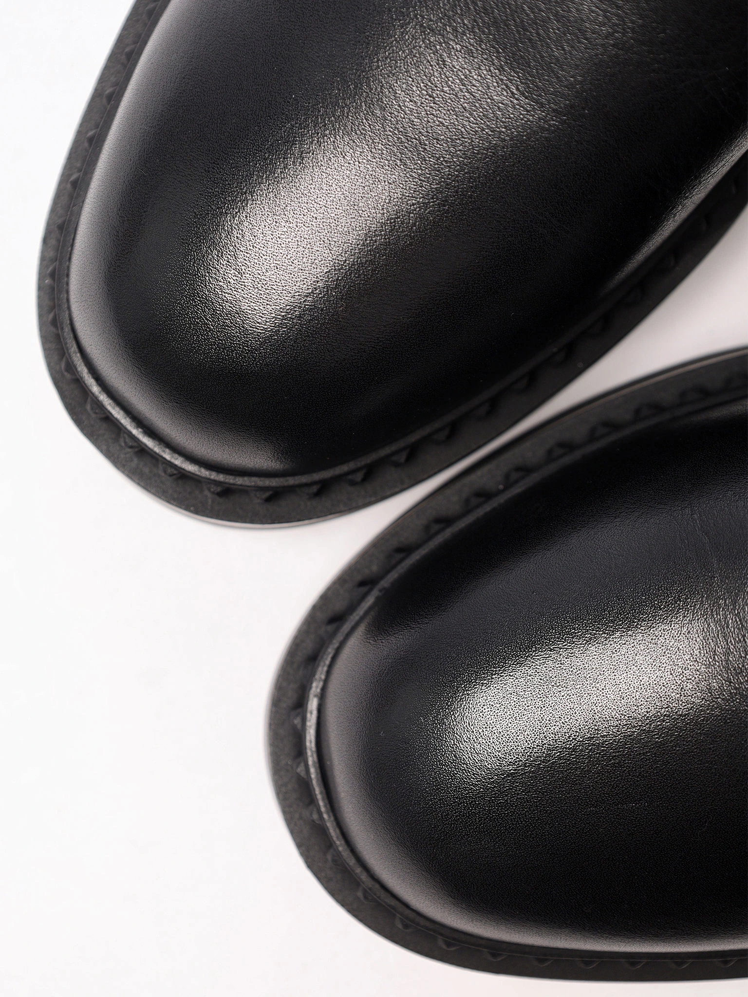 Ботинки комбинированные черного цвета с декоративным ремешком